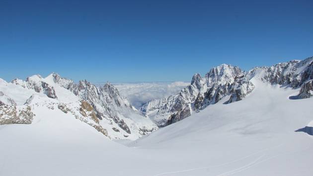 Pohled z vrcholu Pointe Helbronner, který se nachází v Montblanském masivu v Alpách na pomezí Itálie a Francie