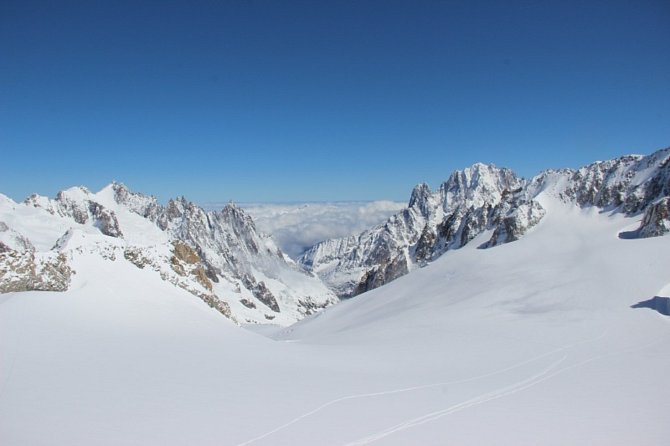 Pohled z vrcholu Pointe Helbronner, který se nachází v Montblanském masivu v Alpách na pomezí Itálie a Francie