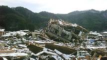 Japonský dům v části předměstí Kamaiši Unosumai, který obrátila vzhůru nohama vlna cunami. Fotografii pořídil člen britského městského pátracího a záchranného týmu, jenž byl do Japonska vyslán v sobotu 12. března 2011 na žádost japonské vlády o pomoc