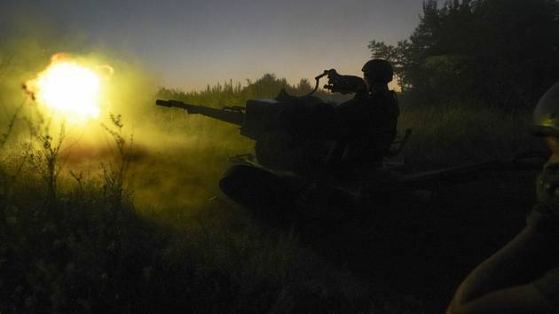 Ukrajinští vojáci při střelbě z protiletadlového děla v Charkovské oblasti, 24. srpna 2022