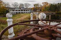 Opuštěná americká vesnice Johnsonville má po dramatické internetové dražbě nového majitele, který za opuštěnou obec s rybníkem, kaplí a několika domy zaplatil 1,9 milionu dolarů (42 milionů Kč). 