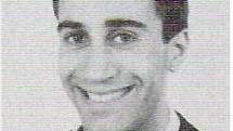 Policista Vito Schifani byl členem ochranky prokurátora Giovanniho Falconeho. Zemřel při atentátu, který byl na Falconeho spáchán.