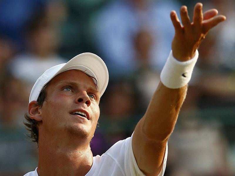 Tomáš Berdych podává v osmifinále Wimbledonu proti Andy Roddickovi.