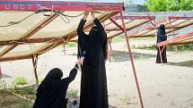 Jemenské ženy si kousek od fronty staví malé solární elektrárny