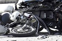 Dopravní nehoda - srážka motocyklu a automobilu - ilustrační foto.