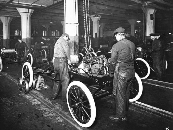 Montážní linka Fordu v roce 1913.