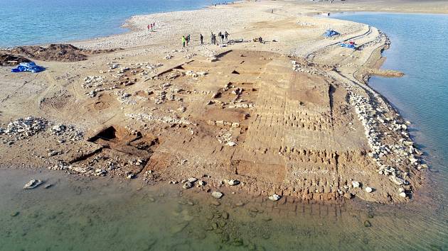 Archeologická lokalita Kemune ve vyschlé oblasti Mosulské nádrže.