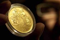 Česká národní banka představila 25. září zlatou minci v nominální hodnotě 10 000 Kč k 800. výročí vydání Zlaté buly sicilské. V prodeji bude od 26. září.