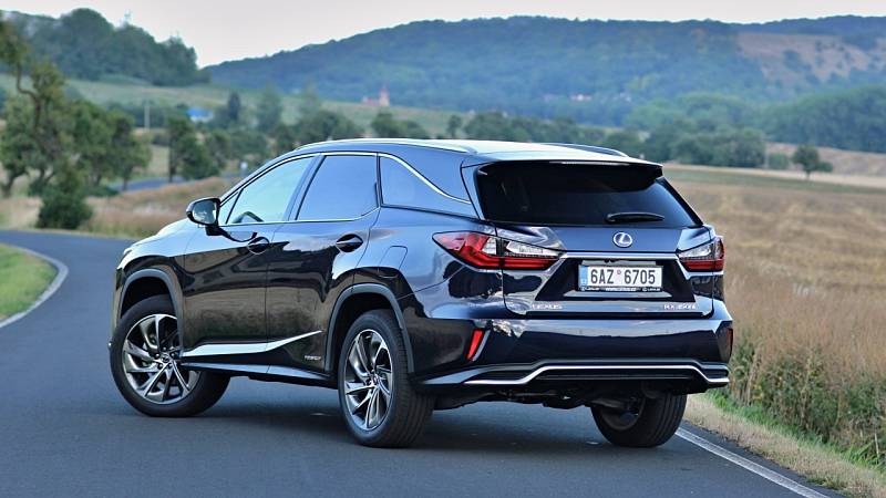 Lexus RX 450hL.