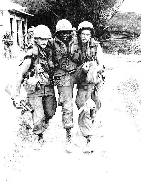 Příslušníci 23. divize Americal při masakru v My Lai. Voják Carter uprostřed byl jediným zraněným Američanem při akci v My Lai, do nohy se omylem postřelil sám.