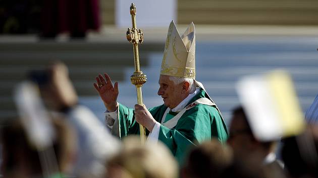 Papež Benedikt XVI. přichází na mši svatou na tuřanské letiště v Brně 27. září.