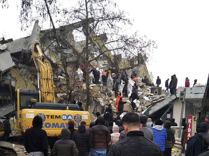 Budova zřícená při zemětřesení v tureckém městě Kahta v provincii Adiyaman, 6. února 2023
