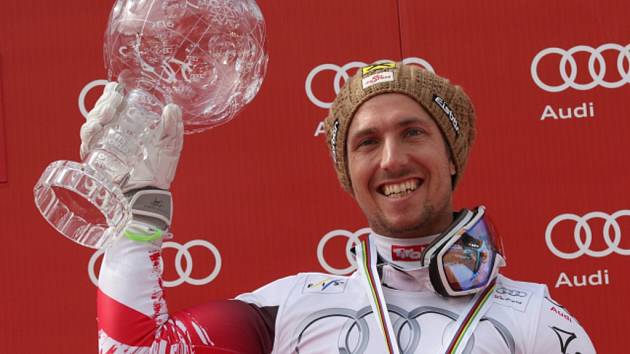 Už má doma čtyři. Marcel Hirscher s velkým křišťálovým glóbem pro celkového vítěze SP.