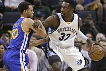 Stephen Curry z Golden State (vlevo) a Jeff Green z Memphisu.