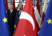 Turcký prezident Recep Tayyip Erdogan (vlevo) a předseda Evropské rady Charles Michel při příchodu na jednání v Bruselu 9. února 2020
