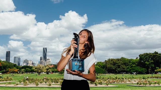 Karolína Plíšková s trofejí pro vítězku v Brisbane.