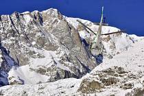Helikoptéra v Alpách pátrá po obětech laviny. Ilustrační foto.