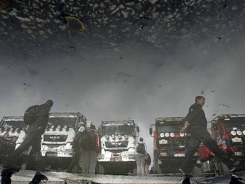 Kamiony seřazené v Lisabonu na startu soutěže, které nezačne. Rallye Dakar 2008 byla zrušena.