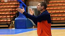 Trenér Oren Amiel (ČEZ Basketbal Nymburk).