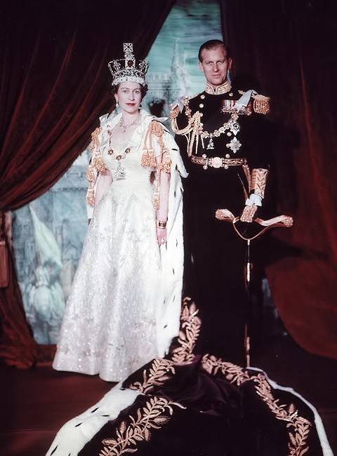 Královna Alžběta II. a princ Philip v den korunovace. Královna má na sobě korunu svatého Eduarda, která patří mezi britské korunovační klenoty