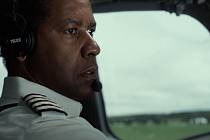 LET. Pilot špičkové společnosti Whitaker (Denzel Washington) má problém. Je v kokpitu padajícího letadla a v krvi má několik panáků. 