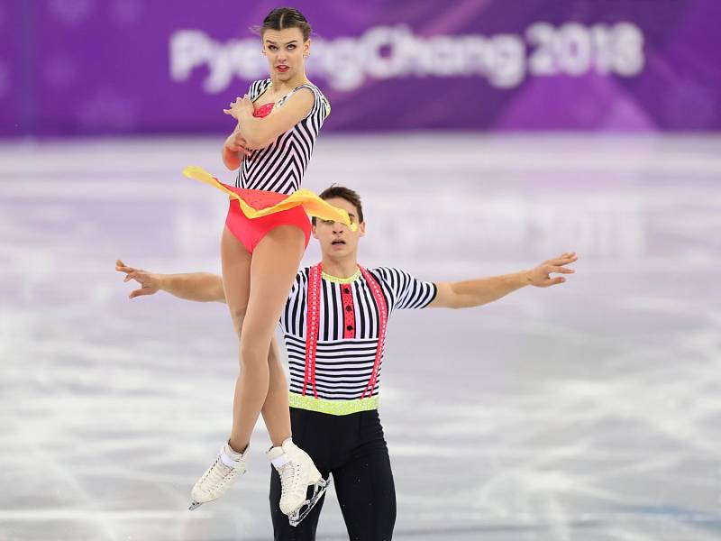 Anna Dušková a Michal Bidař během volné jízdy na olympijských hrách v Pchjongčchangu.