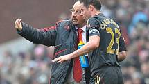 Kouč Liverpoolu Rafael Benitez (vlevo) dává příkazy Jamiemu Carragherovi. 