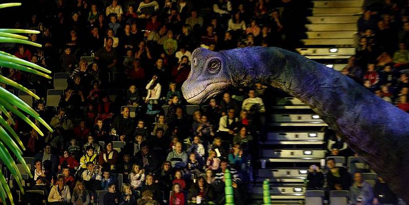 První z představení Putování s dinosaury proběhlo ve středu v pražské O2 areně.