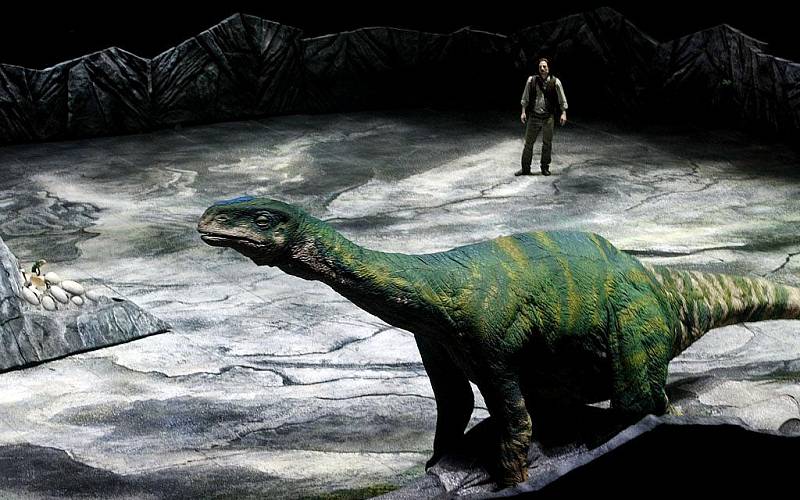 První z představení Putování s dinosaury proběhlo ve středu v pražské O2 areně.