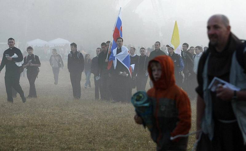 Věřící čekají na Proboštské louce u Staré Boleslavi na příjezd papeže Benedikta XVI.