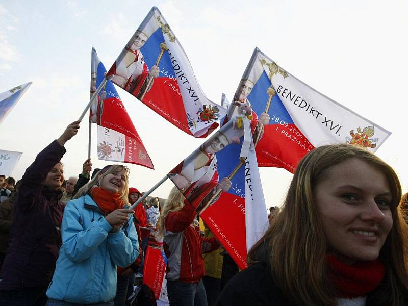 Věřící čekají na Proboštské louce u Staré Boleslavi na příjezd papeže Benedikta XVI.