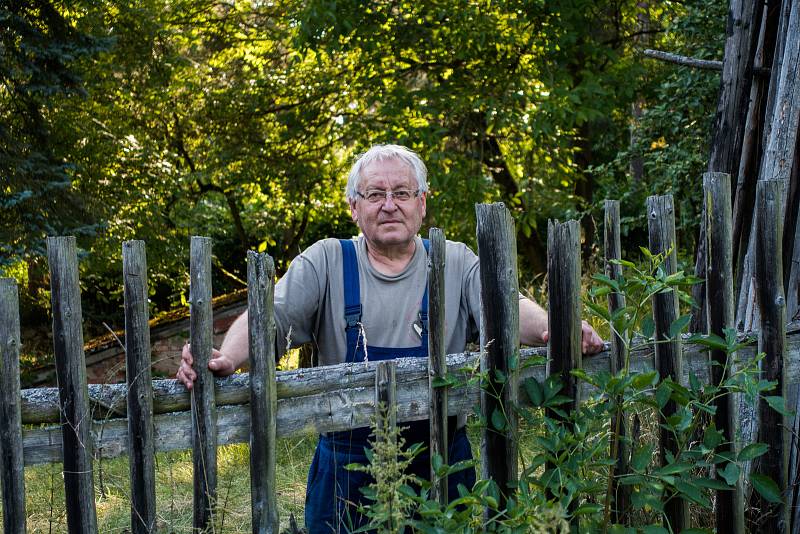 Geolog a spisovatel Václav Cílek tráví léto na své chalupě na Kokořínsku.