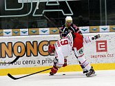 Hokejisté Chomutova (v modrém) proti Třinci.