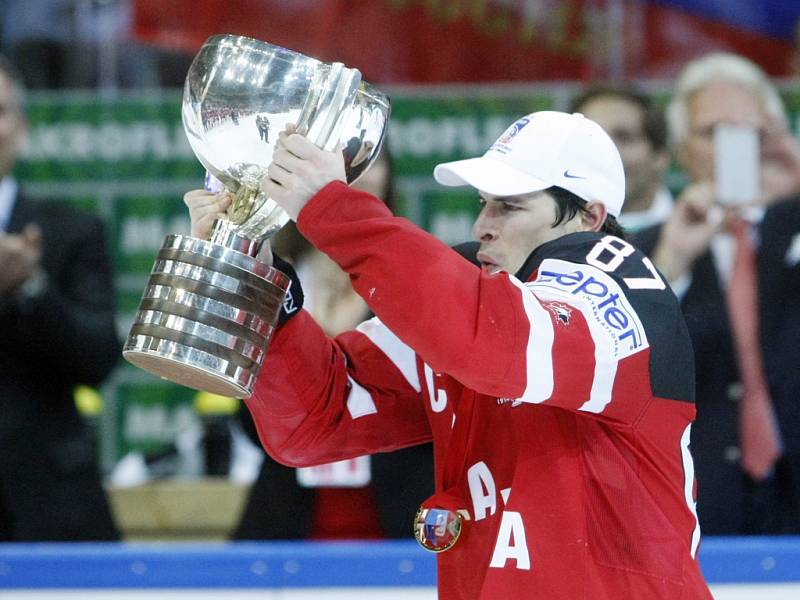 Kapitán Kanady Sidney Crosby s pohárem pro mistry světa.