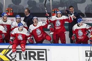 Česká hokejová reprezentace do 20 let se raduje z vítězství nad Švédskem.