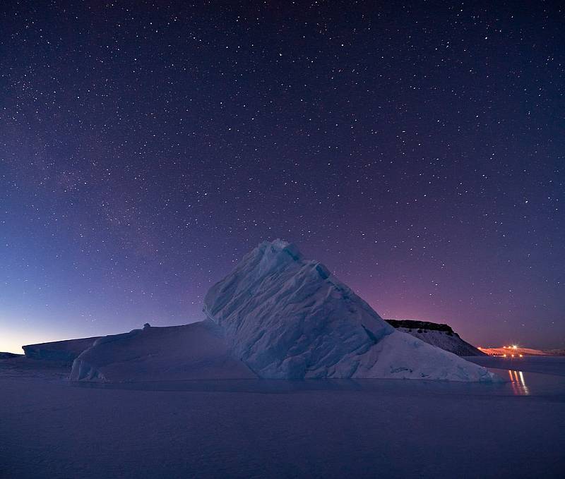 Hluboko pod povrchem Grónska může proudit ve věčné temnotě obrovská řeka napájená tajícím ledem