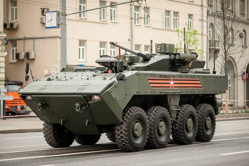 Modulární obojživelné bojové vozidlo VPK-7829 Bumerang nahrazuje BTR-90, jejichž výrobní program byl v polovině 90. let zastaven, protože byla příliš drahá. Aktuální plán počítá s dodávkou dvou tisíc kusů.