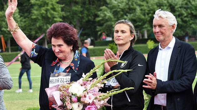 Helena Fibingerová přijímá gratulace od oštěpařů ke svým 70. narozeninám