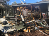 Na dům v Arizoně spadlo jednomotorové letadlo.