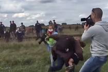 Maďarskem otřáslo krátké video, zachycující kameramanku maďarské televize N1TV, jak na srbsko-maďarské hranici podráží nohy uprchlíkovi s dítětem v náručí a kope do běženců.