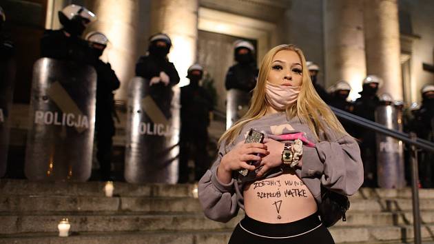 Polské ženy vyrazily po zákazu interrupcí do ulic. Pokud chtějí zákrok provést legální cestou, musí vyrazit do Česka.
