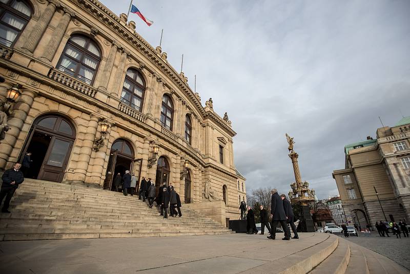 Hosté přicházeli 3. února k pražskému Rudolfinu na pietní shromáždění k uctění památky zesnulého předsedy Senátu Jaroslava Kubery.