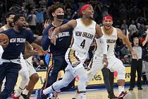 Basketbalista Devonte Graham (uprostřed) z New Orleans Pelicans se raduje z vítězného koše.