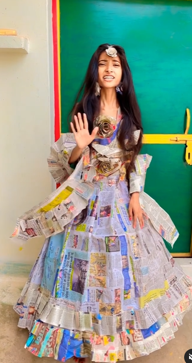 Vyrobit papírové šaty vypadá jednoudše, ale Apeksha na nich stráví hodiny