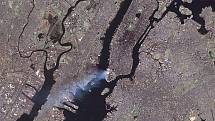 Satelitní snímek New Yorku. Takhle vypadal útok 11. září 2001 z vesmíru.