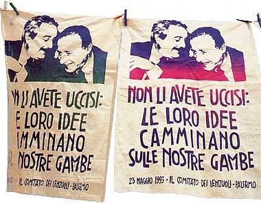 Plakát se slavnou fotkou zavražděných prokurátorů Giovanniho Falconeho a Paola Borselliniho.
