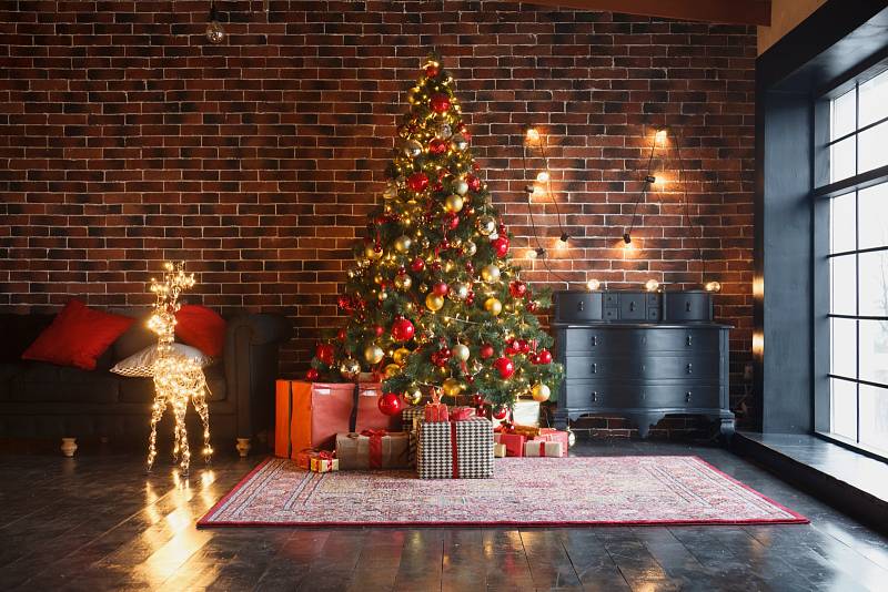 Vánoční stromeček je vyzdobený, řetěz s žárovkami je také na svém místě. Někteří lidé se ale mohou rozmýšlet, zda ho vůbec zapojit