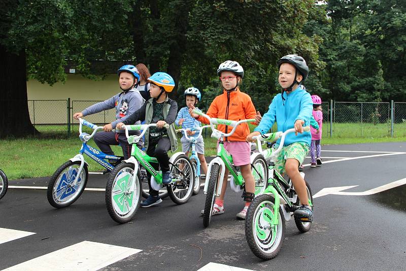 Děti s přilbou na kolech