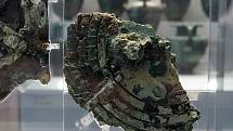 Největší zlomek mechanismu z Antikythéry je vystavován v Národním archeologickém muzeu v Aténách