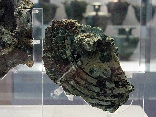 Největší zlomek mechanismu z Antikythéry je vystavován v Národním archeologickém muzeu v Aténách